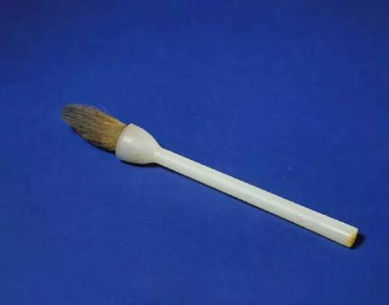 白玉光素斗笔，清，长17.8cm，管径1.4cm。