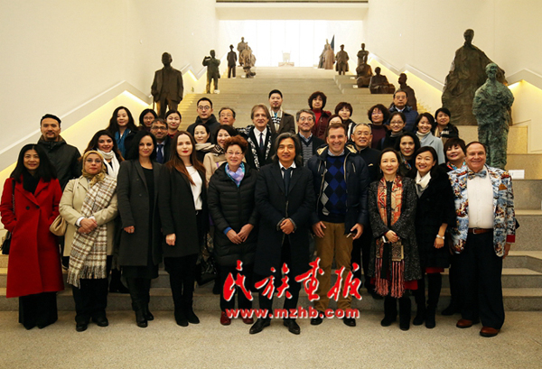 吴为山先生与大使和文化参赞们在展厅合影留念